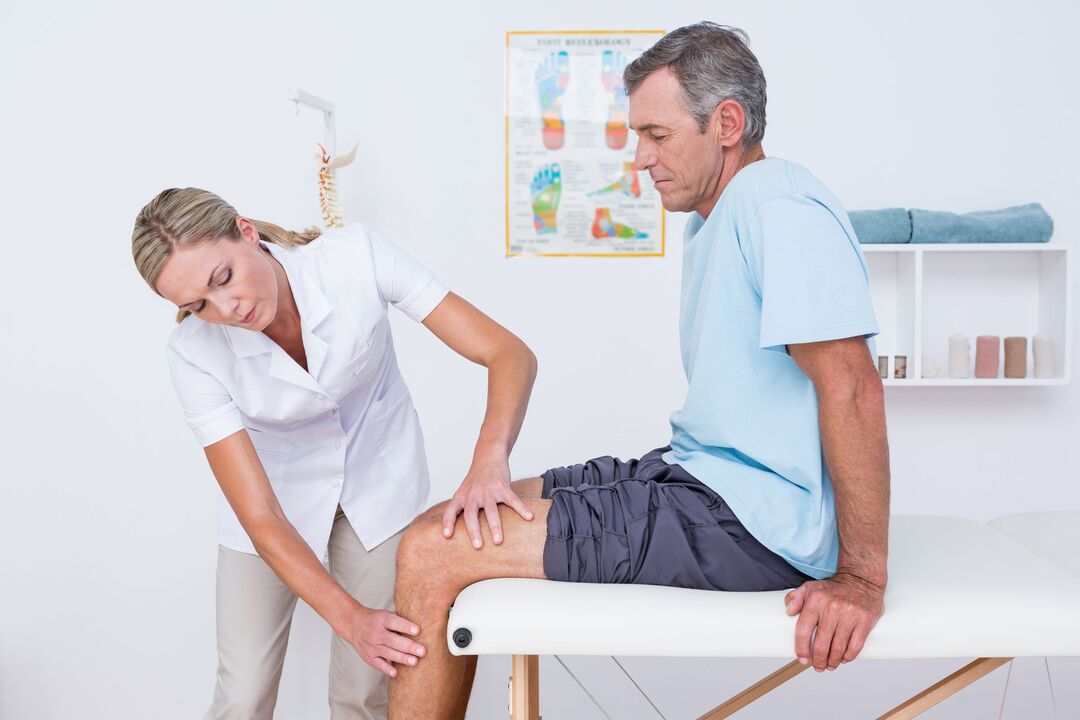 doctors examine patients with knee arthrosis
