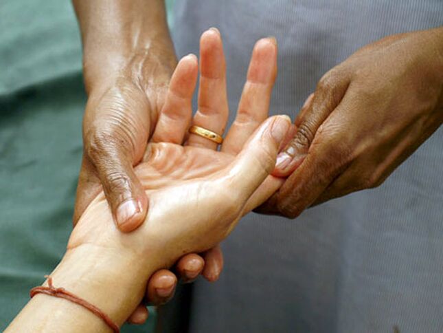 Manual therapy is a fairly popular method of treating rhizarthrosis affecting the finger joints.